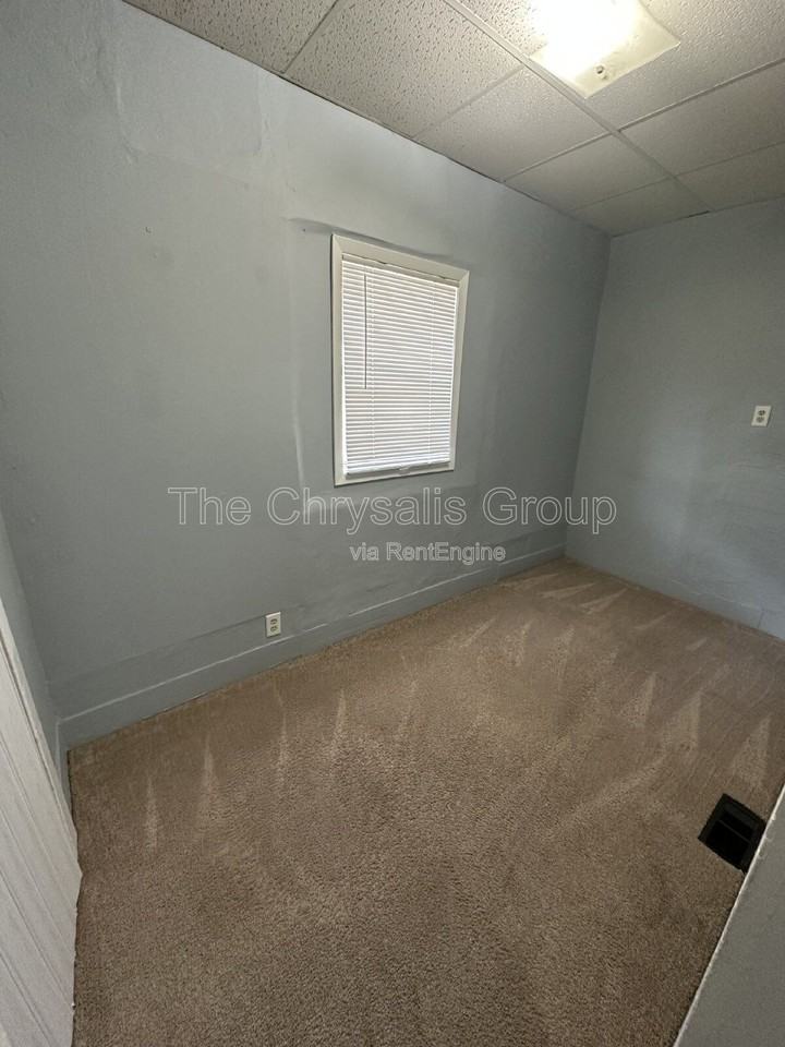 1305 W Jefferson St - Photo 5 of 6