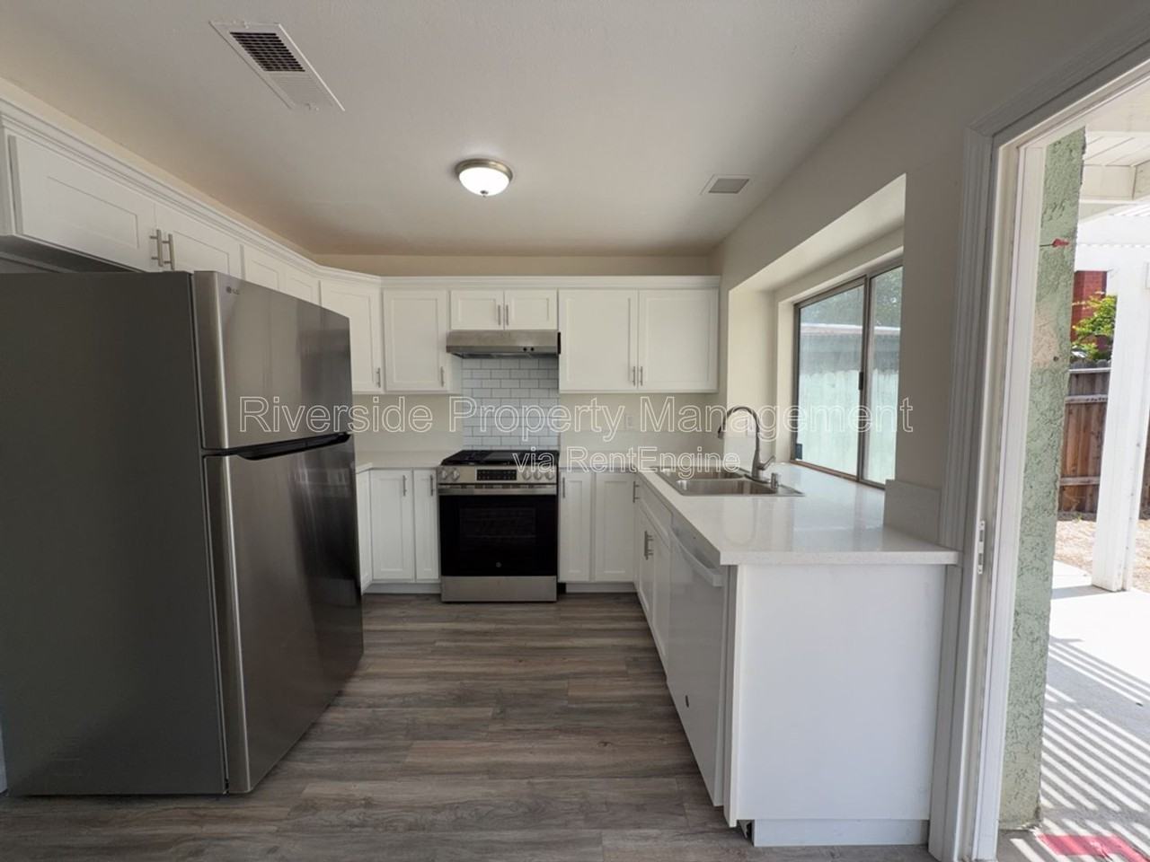11883 Bayless St - Photo 5 of 36