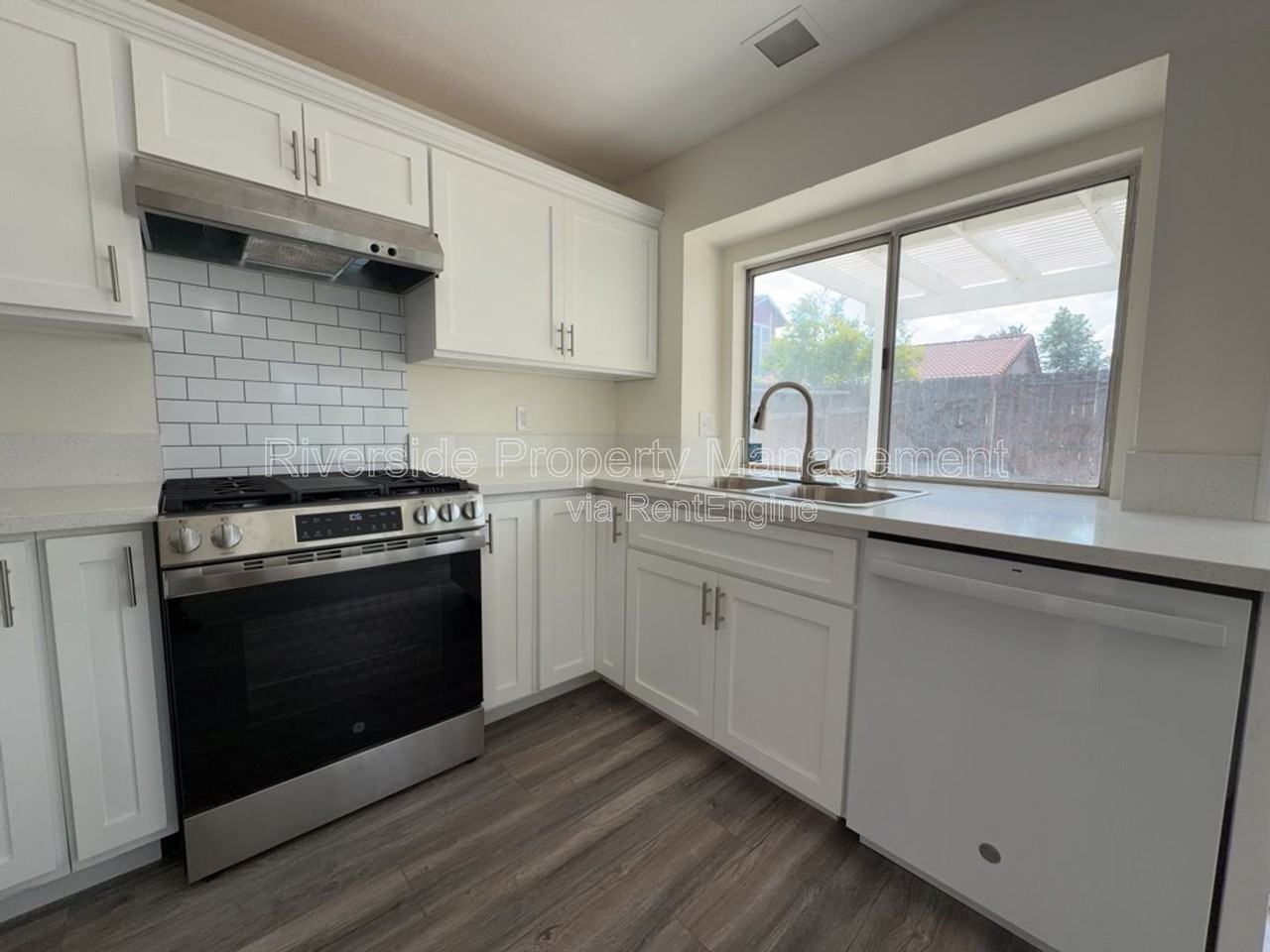 11883 Bayless St - Photo 6 of 36