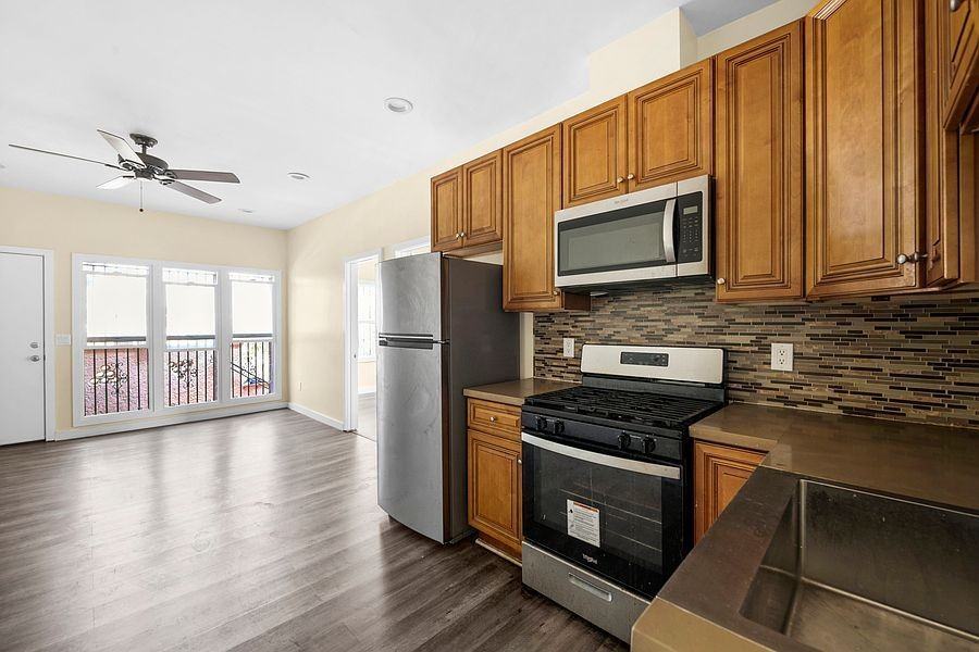 1050 W 57th St #1050-25 - Photo 3 of 33