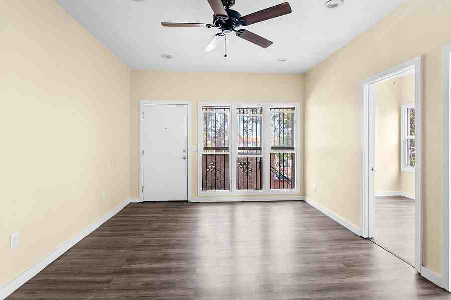1050 W 57th St #1050-25 - Photo 4 of 33