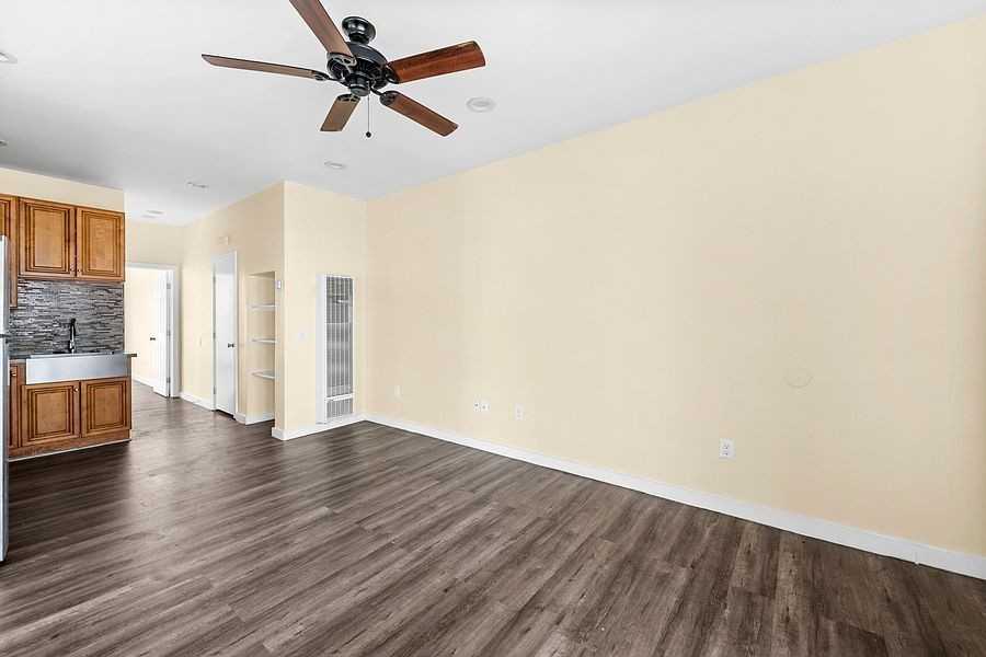 1050 W 57th St #1050-25 - Photo 5 of 33