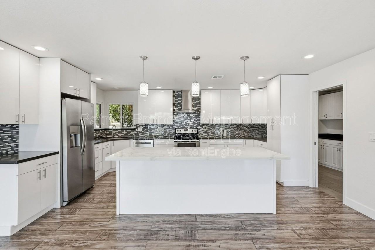 207 E El Caminito Dr - Photo 6 of 44