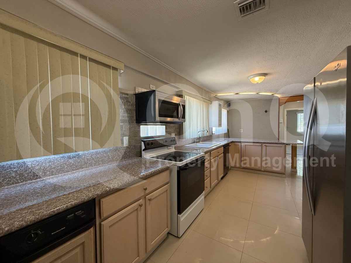 3838 E Seneca St - Photo 7 of 29