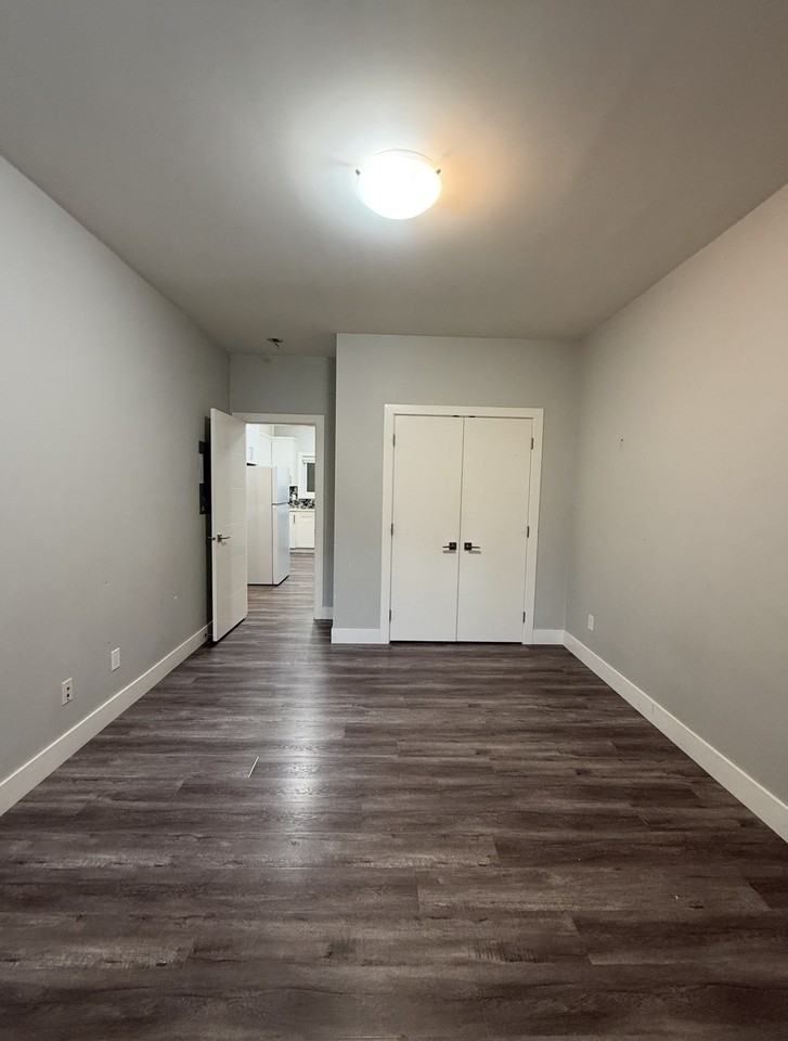 16318 28 Avenue - Photo 4 of 7