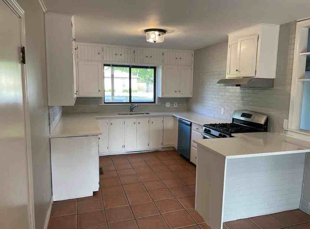 2030 Crockett St - Photo 3 of 10