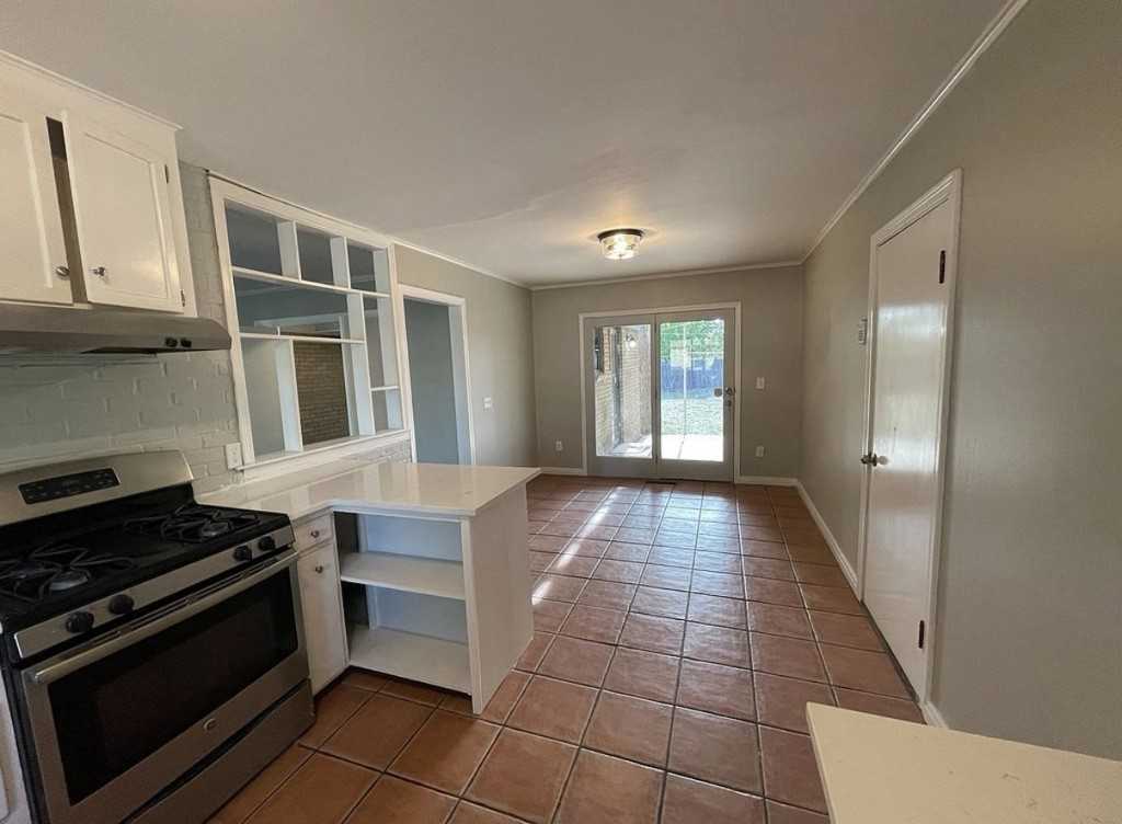 2030 Crockett St - Photo 4 of 10