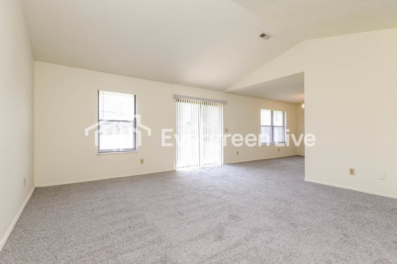 8688 Deer Hollow Dr - Photo 3 of 15