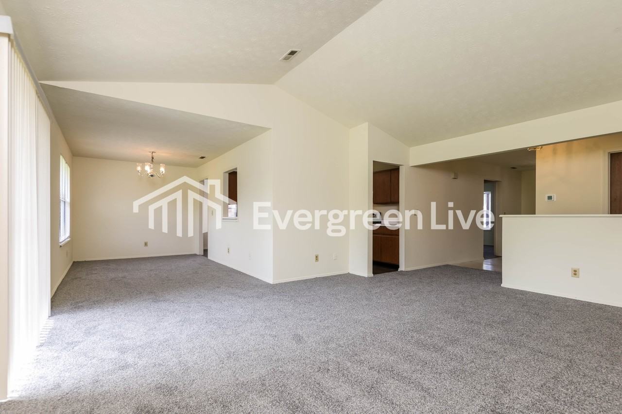8688 Deer Hollow Dr - Photo 4 of 15