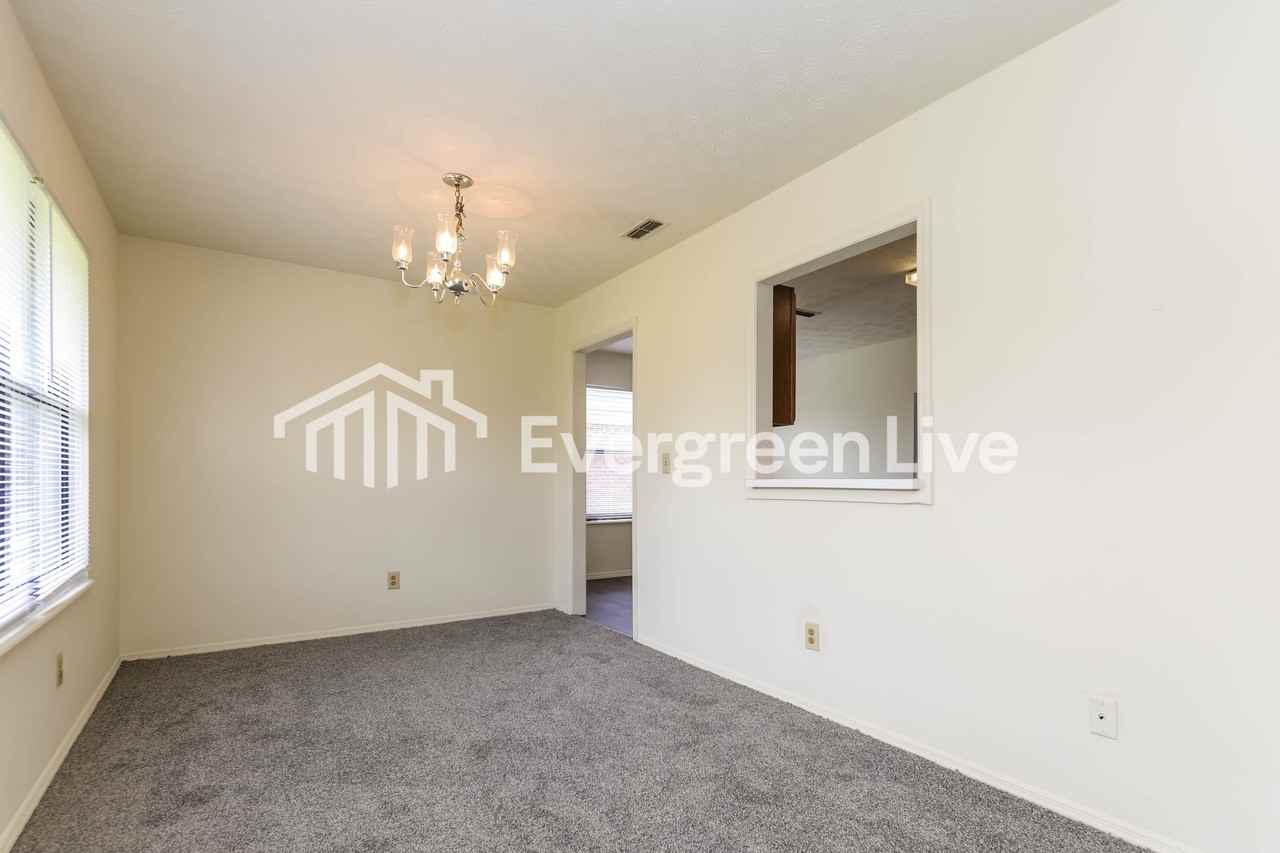 8688 Deer Hollow Dr - Photo 5 of 15