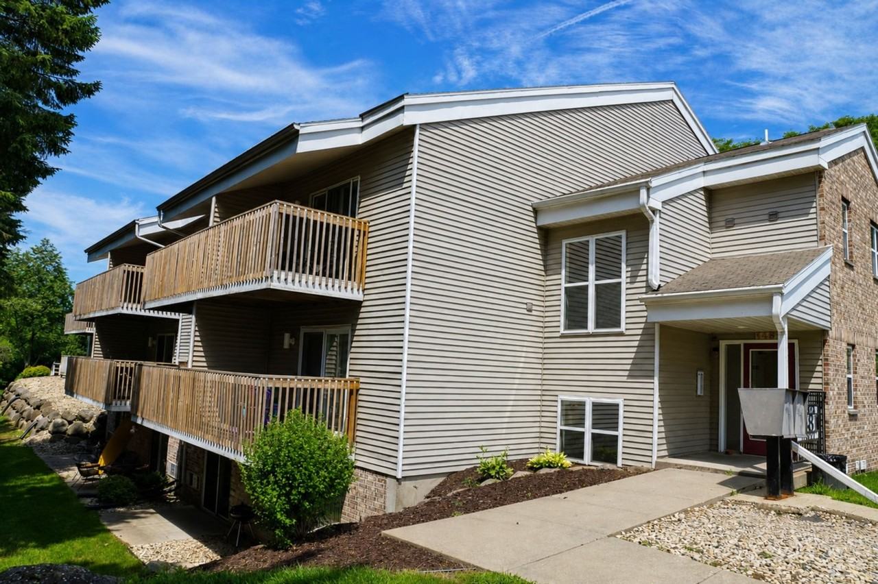 1481 Carver St - Photo 4 of 17