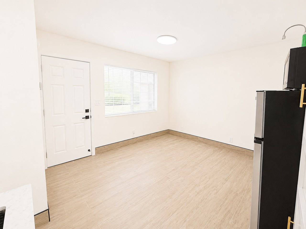 710 W Atkins Ave #B - Photo 5 of 29
