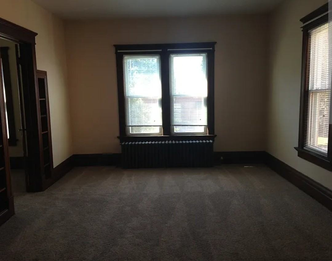 541 W 9th St - Photo 2 of 11