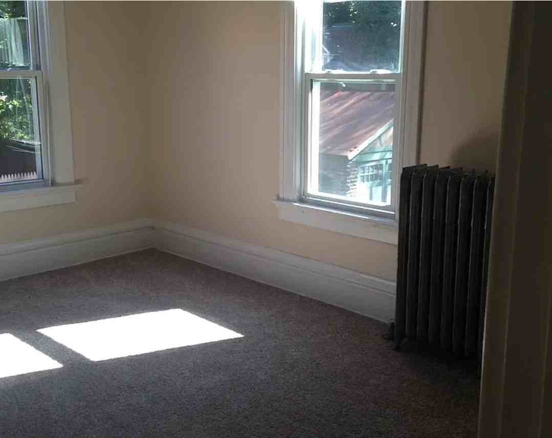 541 W 9th St - Photo 4 of 11