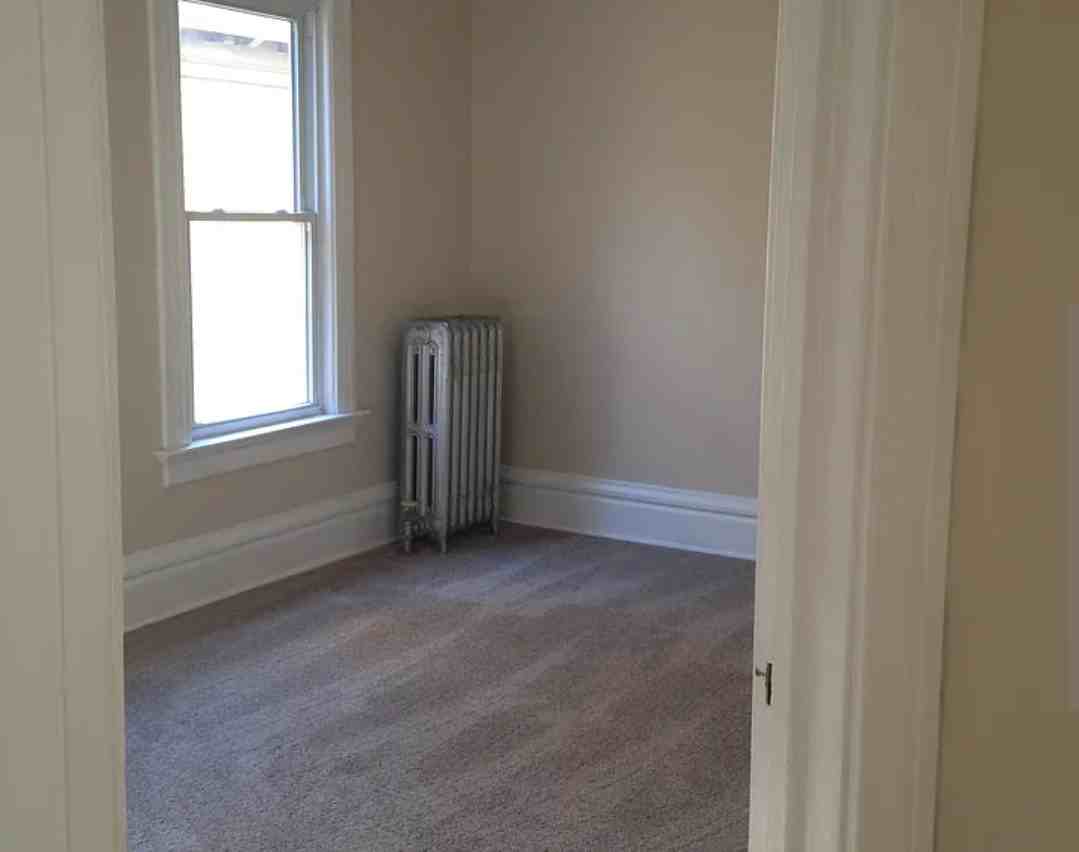 541 W 9th St - Photo 5 of 11
