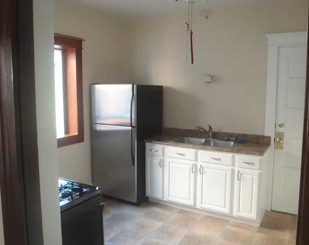 541 W 9th St - Photo 6 of 11