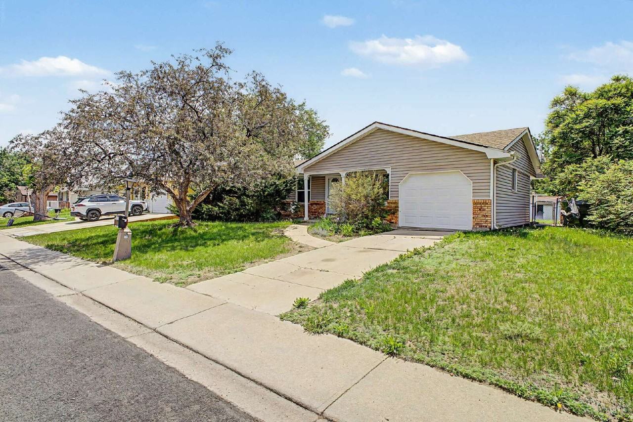 2519 Danbury Dr - Photo 3 of 37