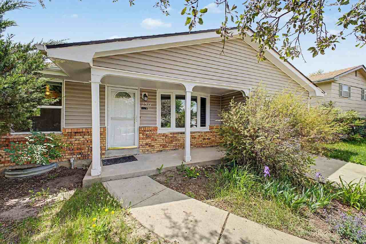 2519 Danbury Dr - Photo 5 of 37