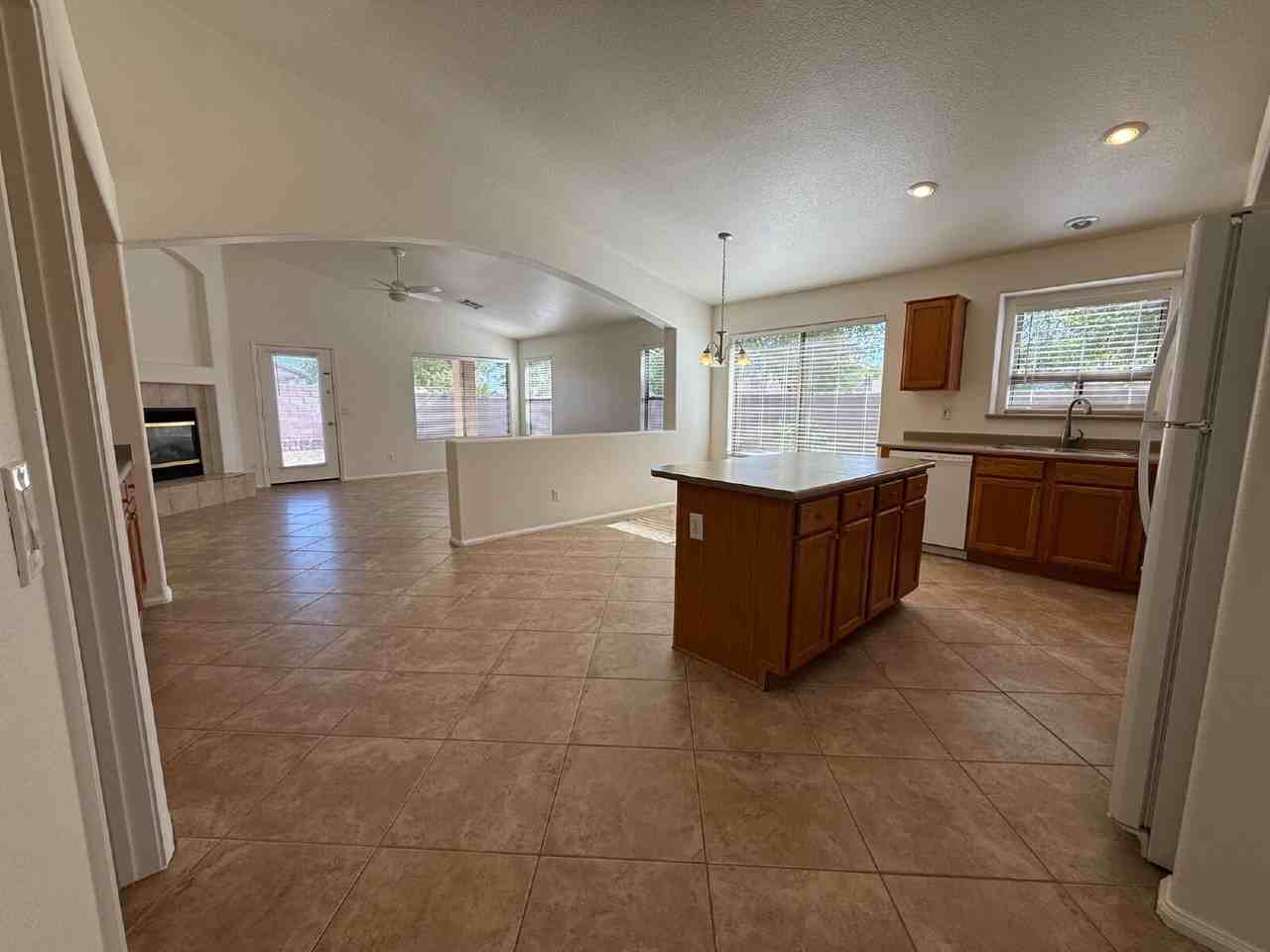 9587 W Seldon Ln - Photo 7 of 36