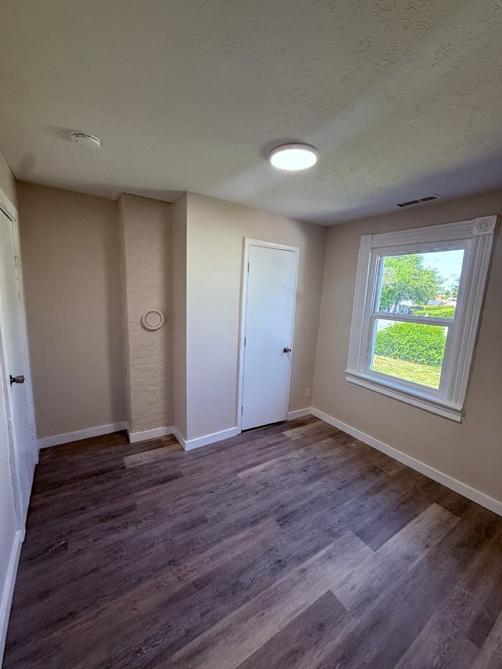 2400 Garfield Ave - Photo 6 of 13