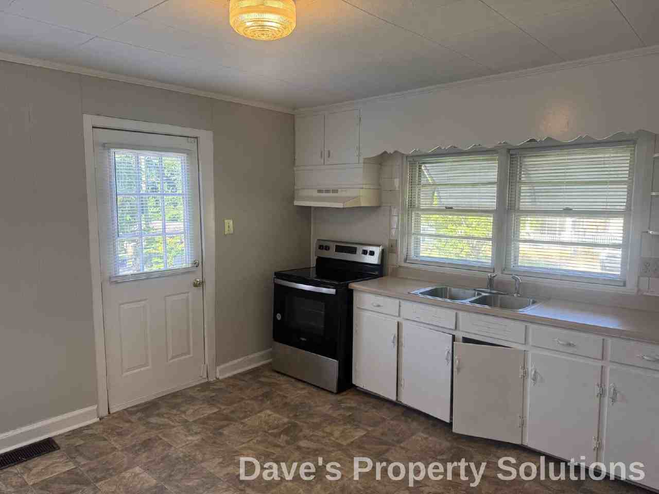 440 Buick St - Photo 4 of 14