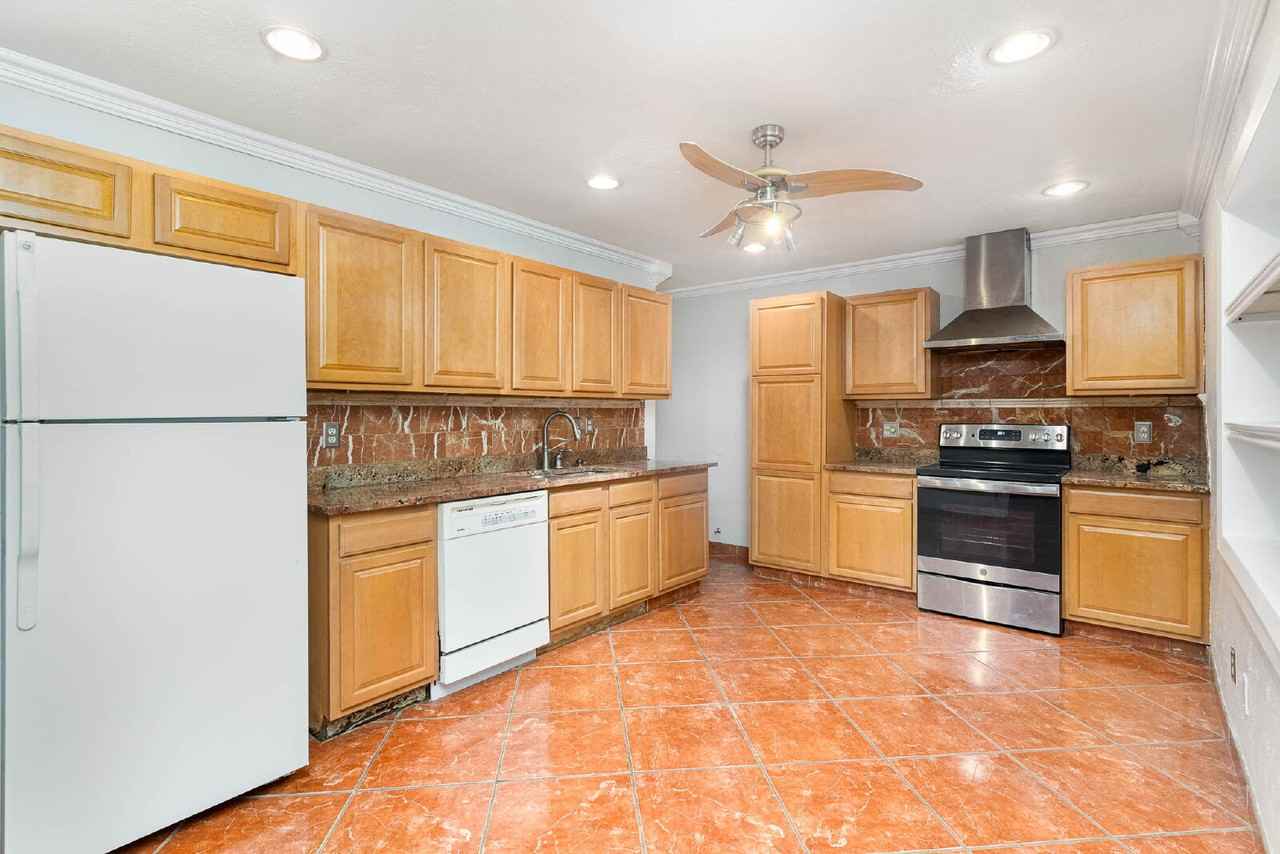 414 E Grenoble Dr - Photo 7 of 24