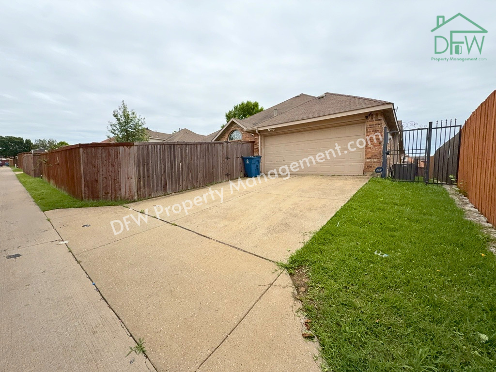 1541 Mountain Laurel Ln - Photo 2 of 2