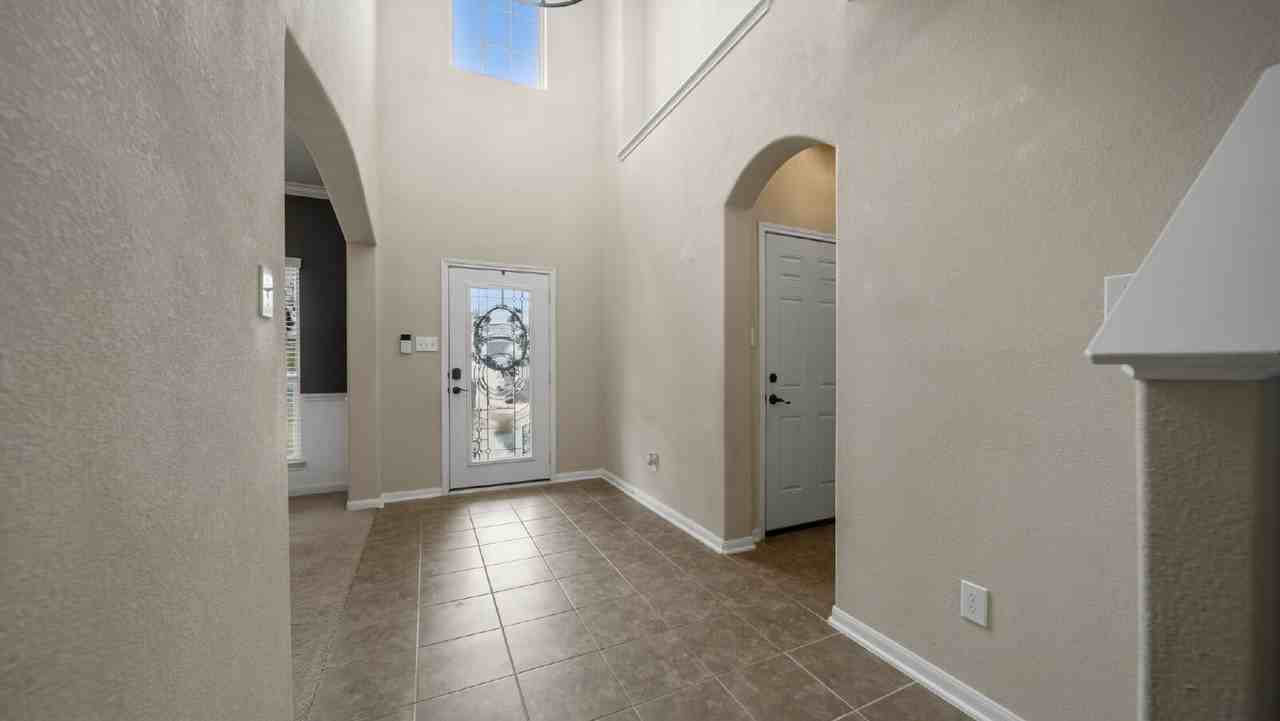 13092 Greenbriar - Photo 4 of 34