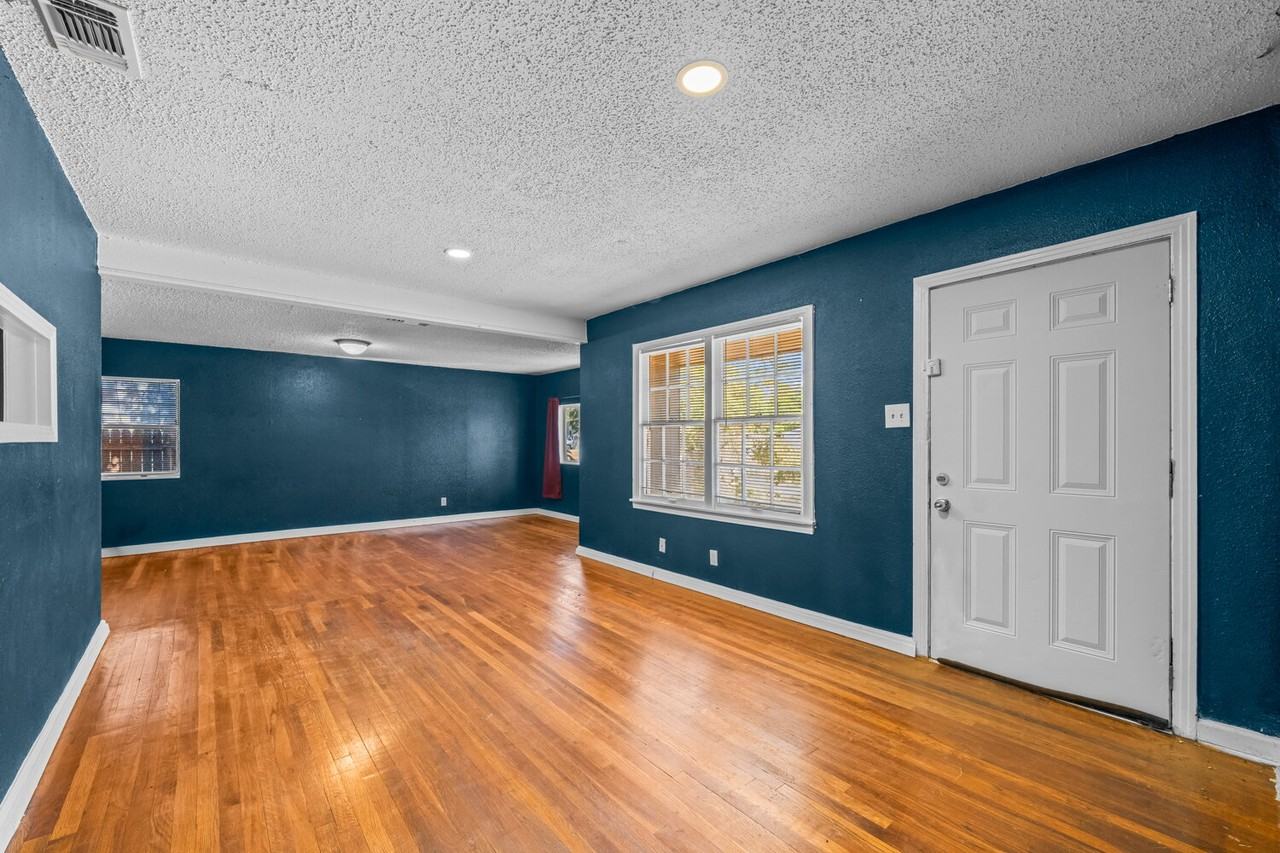 2605 41st St - Photo 2 of 16
