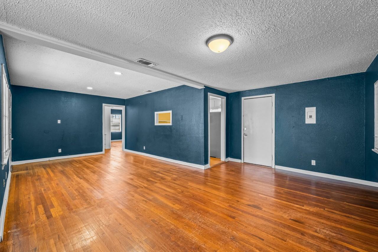 2605 41st St - Photo 4 of 16