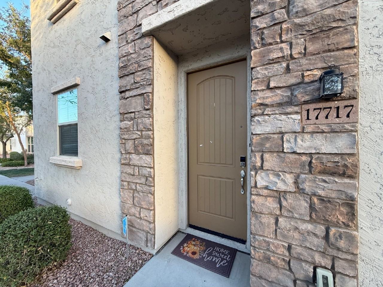 17717 W Mandalay Ln - Photo 3 of 35