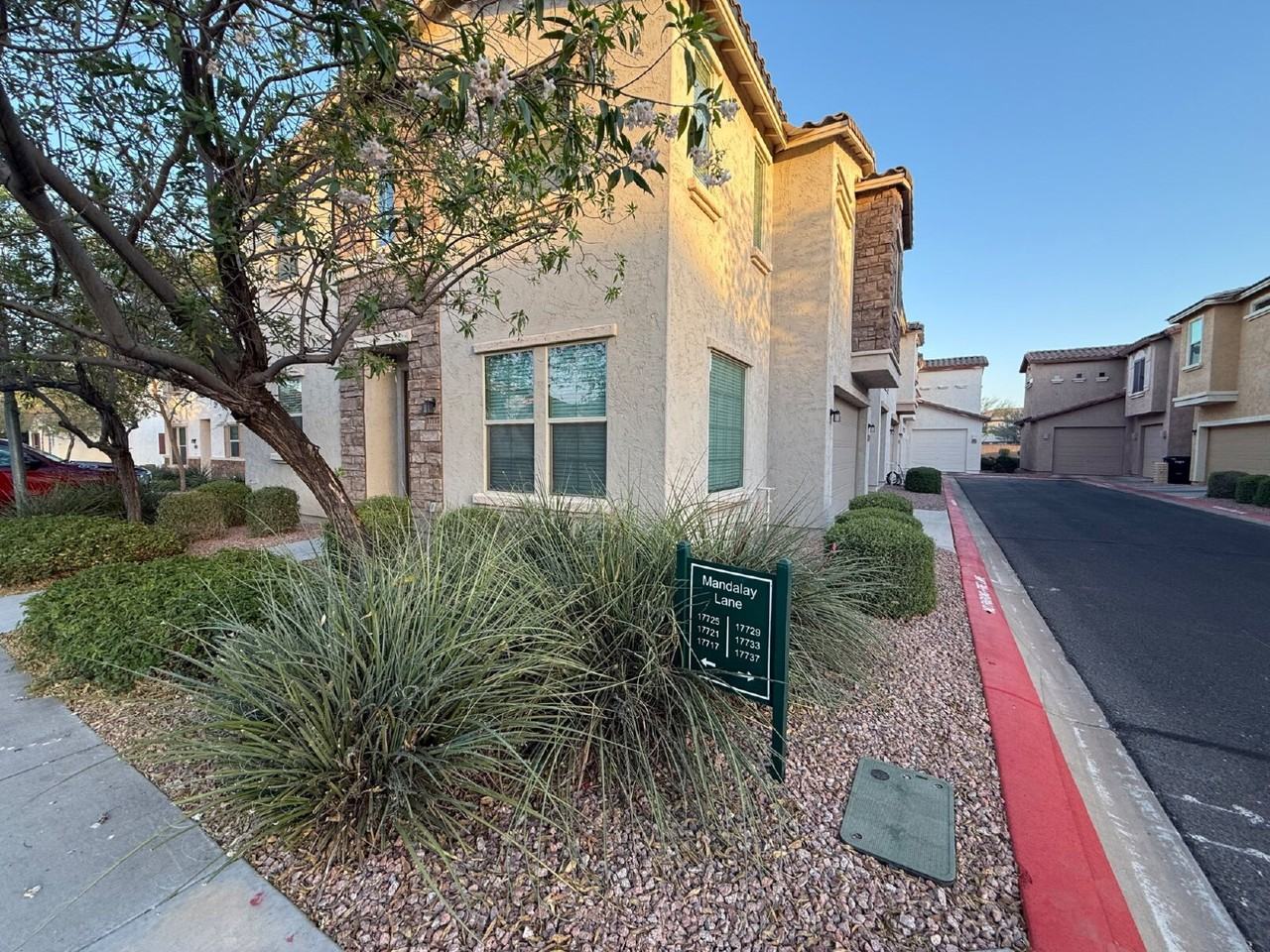 17717 W Mandalay Ln - Photo 4 of 35