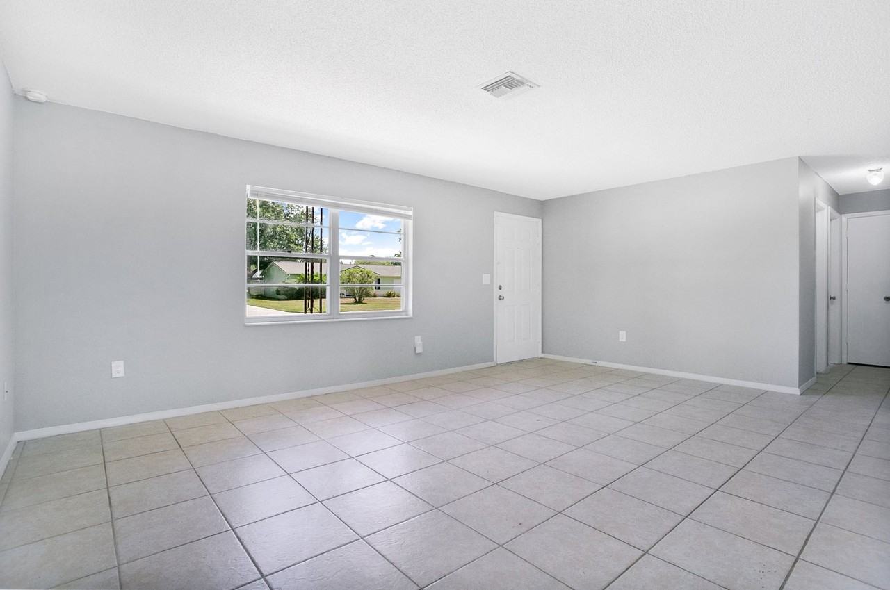 405 Long Dr - Photo 3 of 17