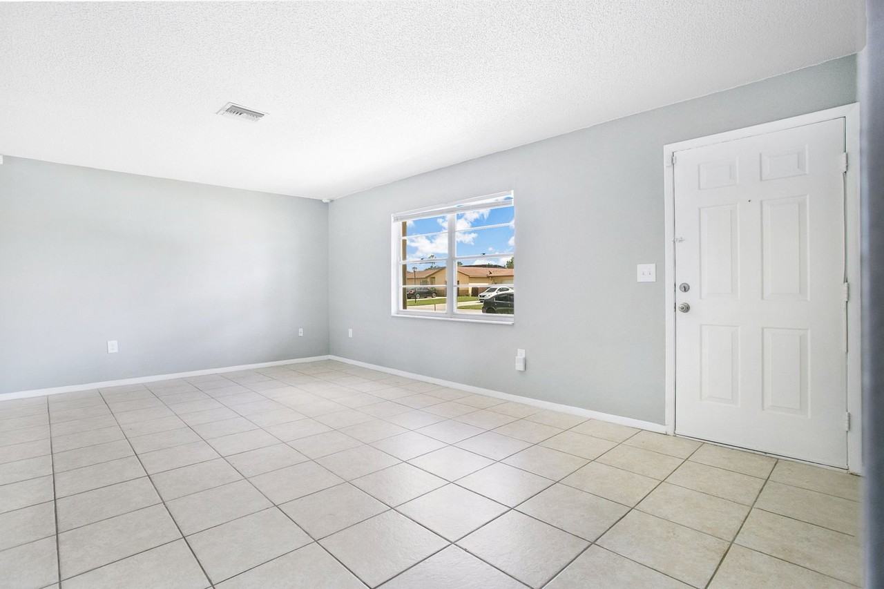 405 Long Dr - Photo 4 of 17