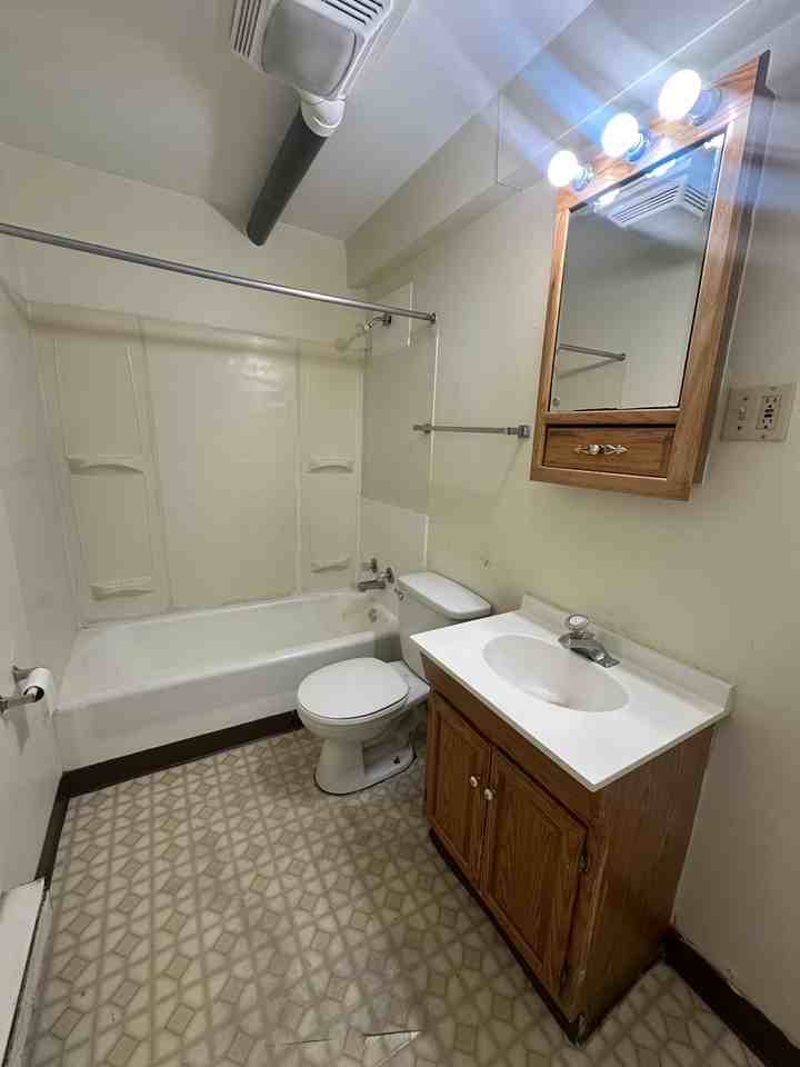 Stratford Apartments - Photo 4 of 10