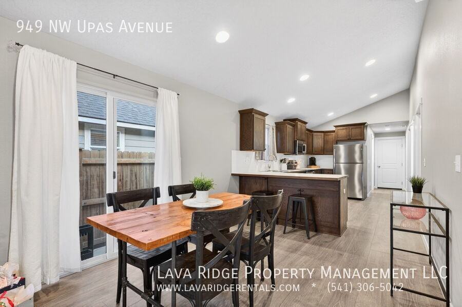 949 Nw Upas Ave - Photo 3 of 14