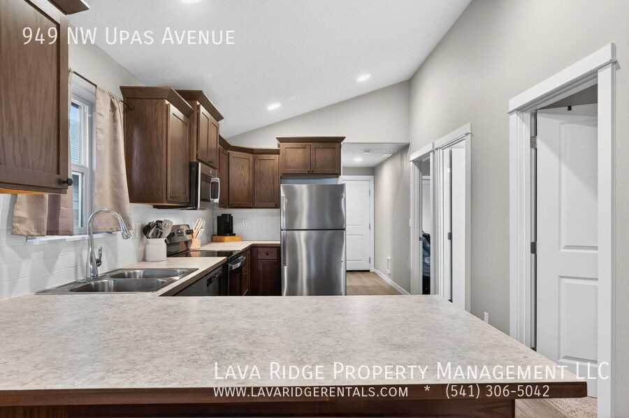 949 Nw Upas Ave - Photo 4 of 14