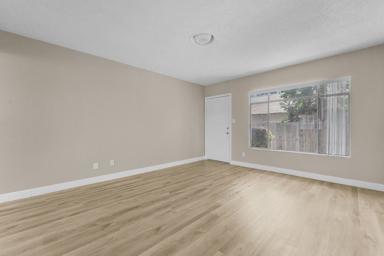 531 W Hyde Park Blvd #03 - Photo 2 of 19