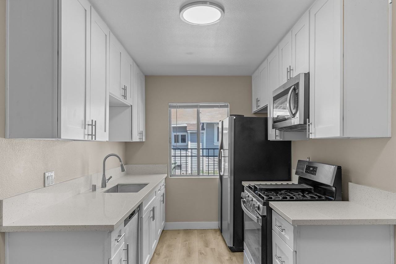 531 W Hyde Park Blvd #03 - Photo 3 of 19
