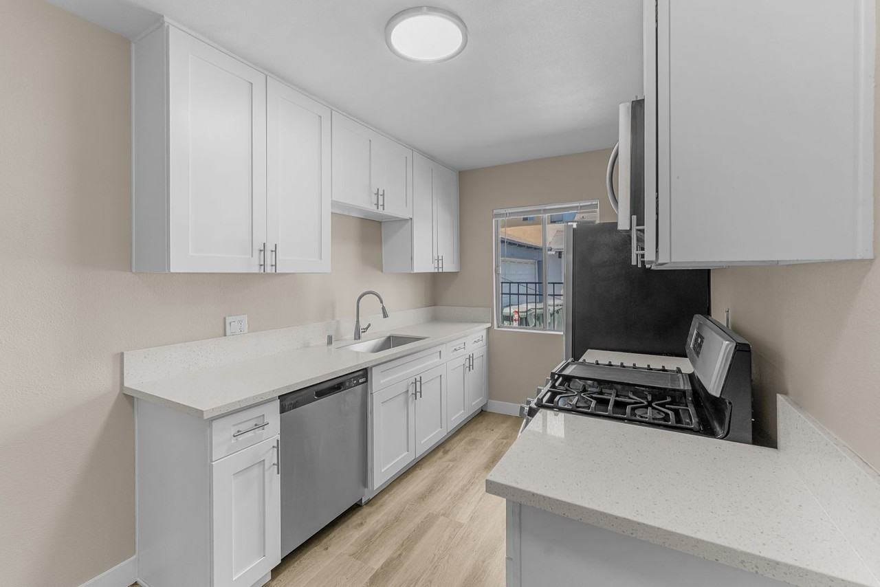 531 W Hyde Park Blvd #03 - Photo 4 of 19