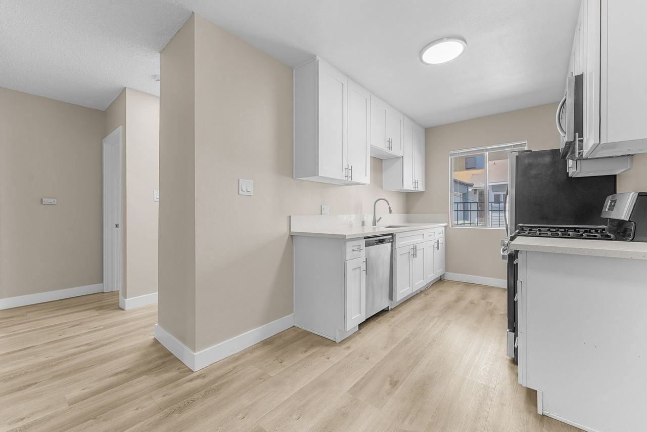 531 W Hyde Park Blvd #03 - Photo 6 of 19
