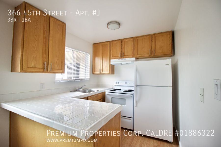 366 45th St #J - Photo 4 of 38