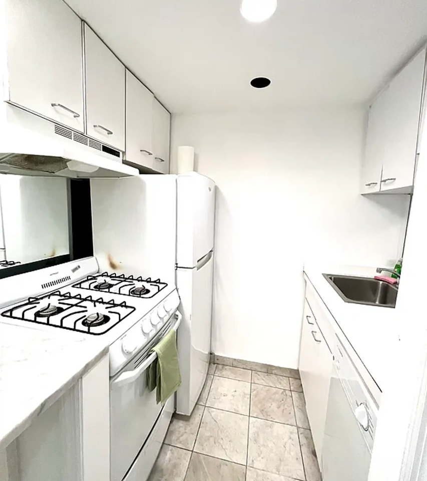 210 East 47th Street - Photo 3 of 4