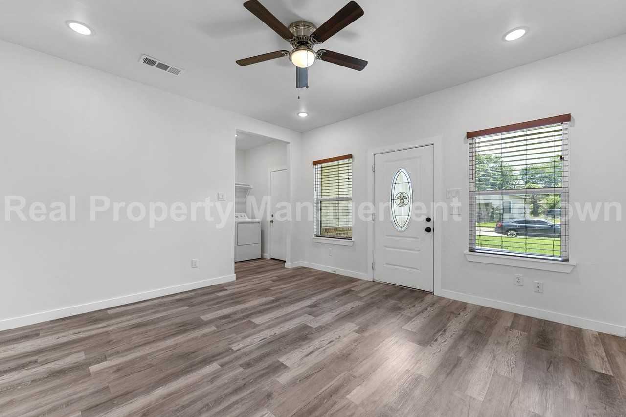 3331 Spring Ave - Photo 2 of 23