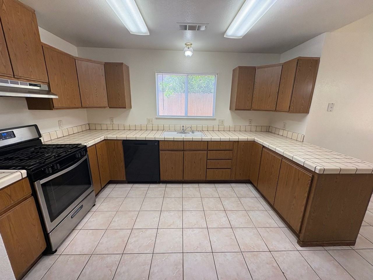 2210 W Buena Vista Ave - Photo 3 of 33