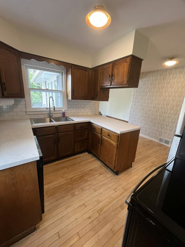 86 Roselawn Avenue East, Unit 1 - Photo 3 of 11
