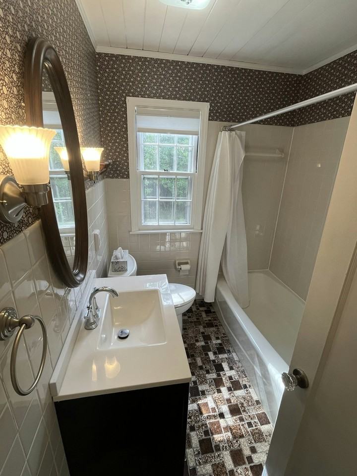86 Roselawn Avenue East, Unit 1 - Photo 4 of 11