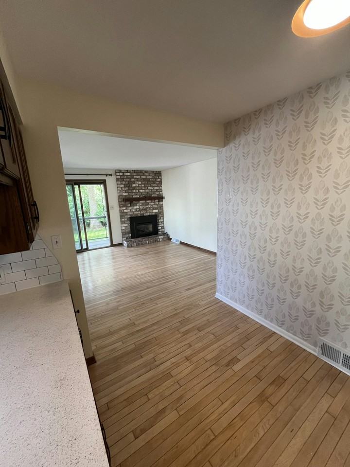 86 Roselawn Avenue East, Unit 1 - Photo 5 of 11