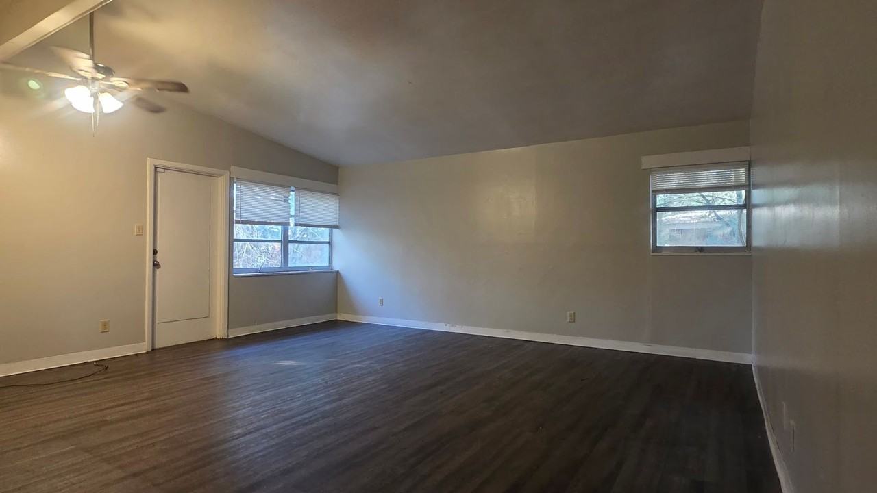 1967 S Riverview Cir - Photo 2 of 6