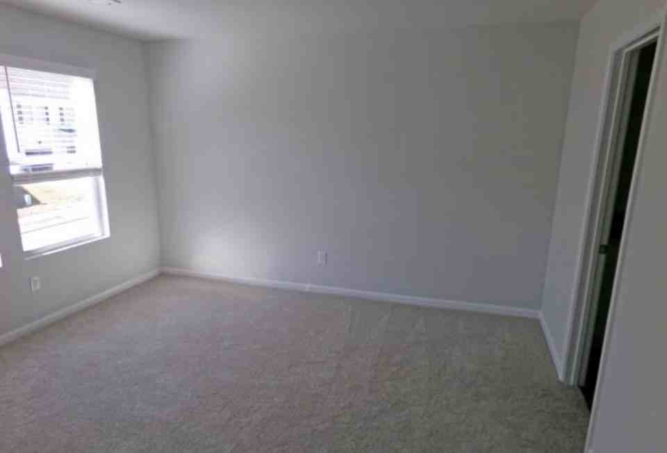 410 Oakwood Dr Nw #1 - Photo 4 of 13